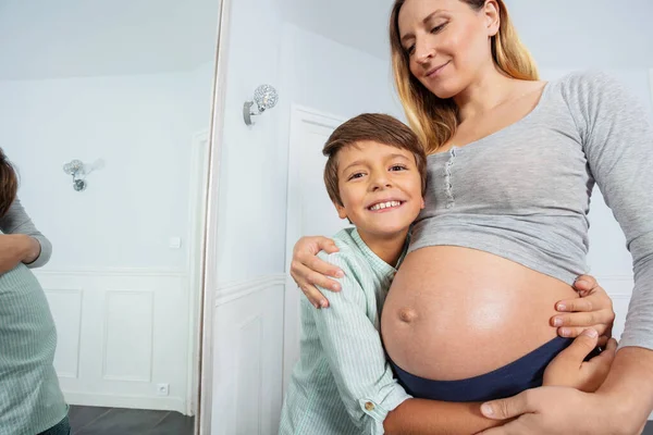 Filho Feliz Mãe Grávida Com Grande Barriga Abraço Sorrindo Juntos — Fotografia de Stock