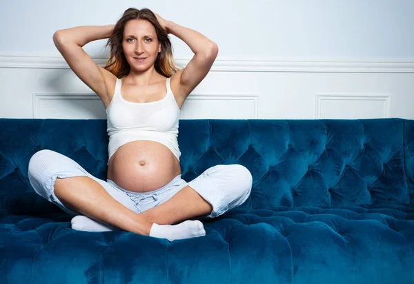 Glad Porträtt Gravid Kvinna Sitta Soffan Hålla Hår Och Titta — Stockfoto