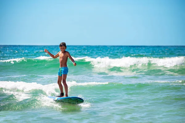 Söt Liten Pojke Tryggt Rida Vågor Surfbrädet Glad Leende Och — Stockfoto