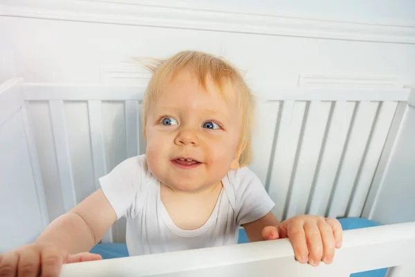 Lindo Niño Riendo Pie Cuna Con Expresión Positiva —  Fotos de Stock