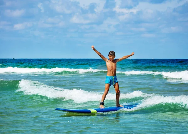 Jeune Garçon Ans Posant Avec Les Mains Levées Planche Surf — Photo