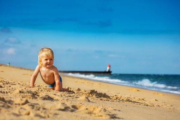 Felice Piccolo Bambino Ragazzo Strisciare Sulla Sabbia Spiaggia Vicino Mare — Foto Stock