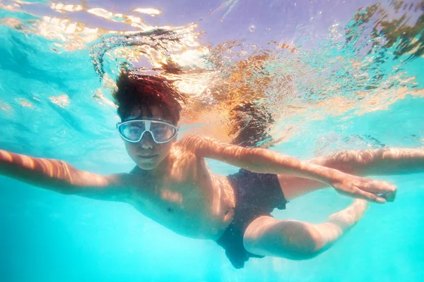 Retrato Subaquático Lado Menino Bonito Nadar Piscina Máscara Mergulho — Fotografia de Stock
