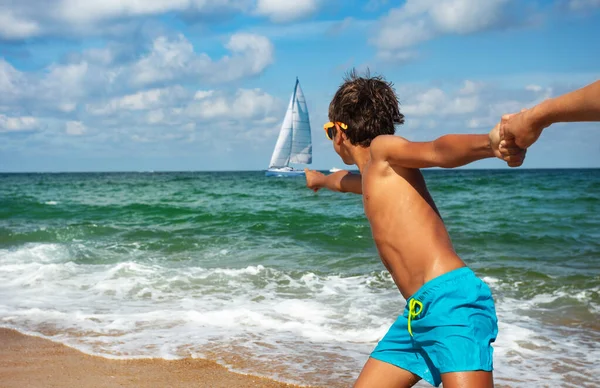 Ευτυχισμένο 10Χρονο Αγόρι Τράβηξε Χέρι Του Γονέα Στη Θάλασσα Δείχνοντας — Φωτογραφία Αρχείου