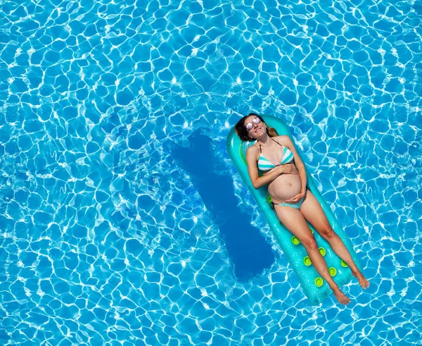 Schwangere Lächelnde Frau Schwimmt Pool Auf Aufblasbarer Matratze Blick Von — Stockfoto
