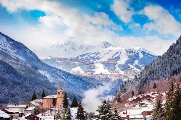 Panorama Champagny Vanoise Pueblo Con Niebla Nubes Alrededor Antigua Iglesia —  Fotos de Stock