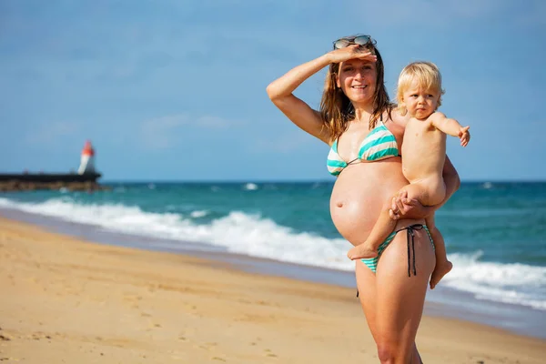 Lycklig Gravid Mor Hålla Lilla Barn Blond Pojke Peka Havet — Stockfoto