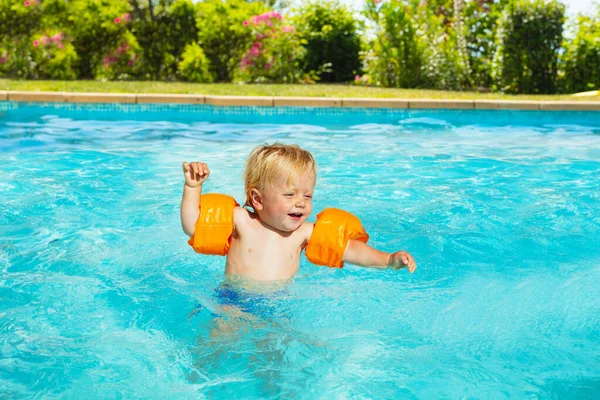 可爱的小孩在游泳池的充气肩带中散步 — 图库照片