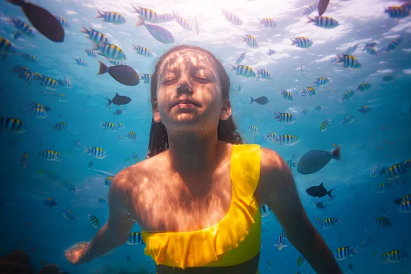 Retrato Subaquático Uma Menina Mergulhando Entre Peixes Com Olhos Fechados — Fotografia de Stock