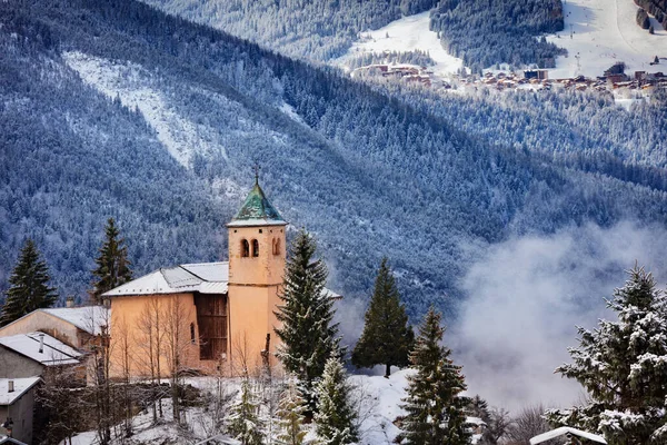 Vista Iglesia Champagny Vanoise Pueblo Con Niebla Nubes Alrededor —  Fotos de Stock