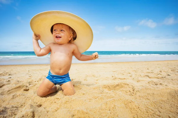 Felice Piccolo Bambino Ragazzo Sedersi Sulla Spiaggia Con Grande Cappello — Foto Stock