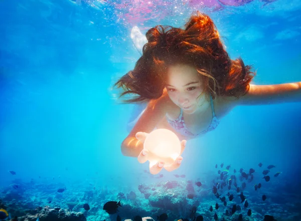 少女の肖像画は水の下で泳ぐ魔法輝くボール球で彼女の手の中に美しい混合メディアの概念 — ストック写真