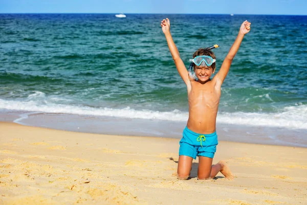 Felice Ragazzo Sulla Spiaggia Indossando Maschera Snorkeling Felicemente Sollevare Mani — Foto Stock