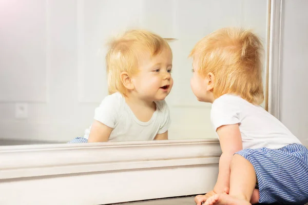Nära Porträtt Lilla Blonda Småbarn Pojke Titta Spegeln Sitter Golvet — Stockfoto