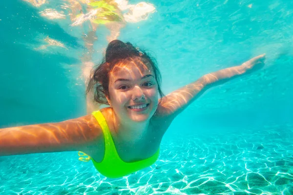 Portret Van Een Gelukkige Tiener Lachend Positief Meisje Met Schreeuwende — Stockfoto