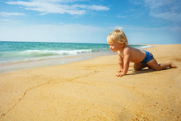 Portret Szczęśliwego Malucha Czołgającego Się Plaży Kierunku Morza — Zdjęcie stockowe