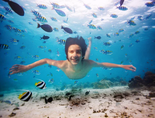 Feliz Chico Guapo Nadar Bajo Agua Con Peces Sonriendo Las — Foto de Stock