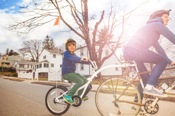 Retrato Passeio Menino Uma Bicicleta Reboque Tandem Anexada Pai Vista — Fotografia de Stock