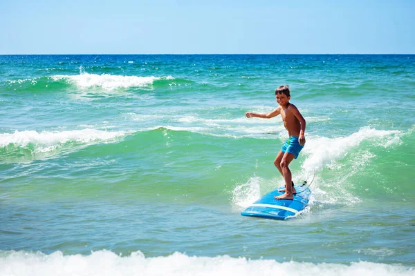 Jeune Ans Garçon Action Photo Tour Planche Surf Sur Une — Photo