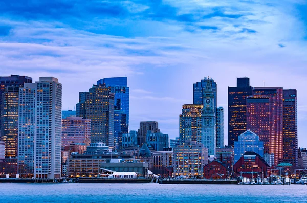 Boston Akşam Panoraması Ana Kanaldan Marina Aydınlık Gökdelenlerle — Stok fotoğraf