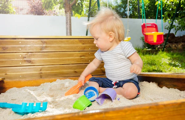 Lindo Niño Rubio Sentarse Jugar Sandbox Patio — Foto de Stock