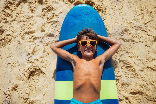 Szczęśliwy Zrelaksowany Portret Chłopca Leżał Desce Surfingowej Widok Góry Spoczywa — Zdjęcie stockowe