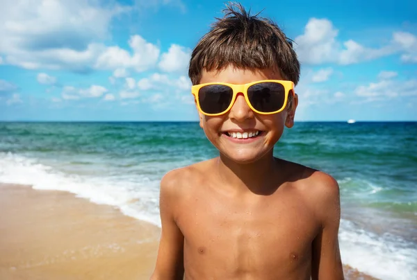 Κοντινό Χαρούμενο Πορτρέτο Του Χαμογελαστού Αγοριού Γυαλιά Ηλίου Και Παραλία — Φωτογραφία Αρχείου