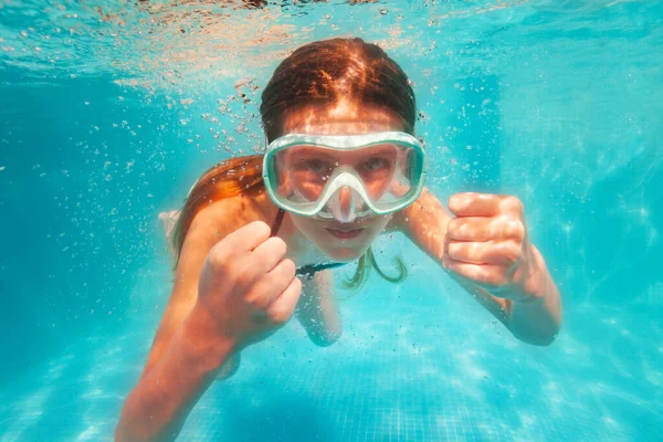 Mooi Onderwaterportret Van Het Lachende Kleine Meisje Met Duikmasker Toon — Stockfoto