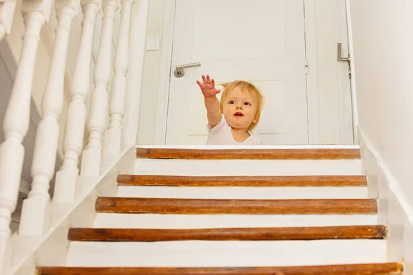 恐怖的小孩坐在楼梯顶上尖叫 害怕身高 伸出手寻求帮助 — 图库照片