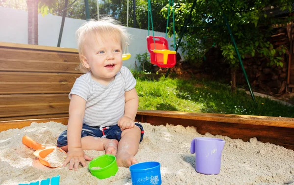 Roztomilý Malý Blonďatý Chlapec Sedět Hrát Pískovišti Hřišti Úsměvem Šťastným — Stock fotografie