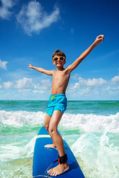 Αγόρι Ιππασία Ιστιοσανίδα Στα Μικρά Κύματα Της Θάλασσας Εξάσκηση Σανίδα — Φωτογραφία Αρχείου