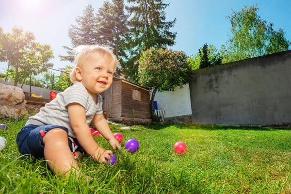 Portret Małego Blond Chłopca Bawiącego Się Kolorowymi Kulkami Zabawki Trawie — Zdjęcie stockowe