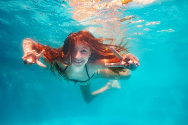 Nice Friendly Smiling Happy Portrait Girl Swim Underwater Pool Showing — Stock Photo, Image