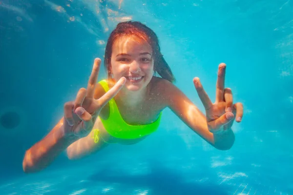 Glücklich Lächelndes Teenie Mädchen Mit Sieg Hände Ausdruck Und Großes — Stockfoto