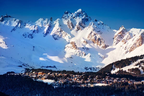 从Champagny Vanoise看Courchevel山谷全景和有阿尔卑斯山山峰的滑雪胜地 — 图库照片