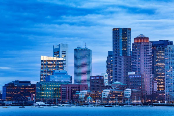 波士顿市中心从主航道上登岸的黄昏照片 — 图库照片