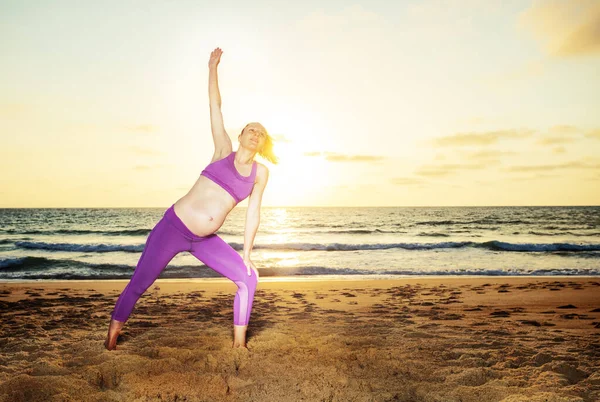 Pregnant Woman Exercise Stretching Sand Beach Sunset Ocean Background — Stock Photo, Image