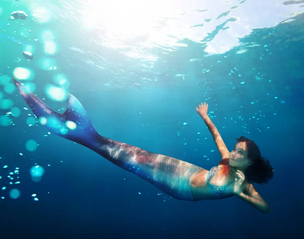 Retrato Uma Sereia Menina Com Cauda Nadar Sob Água Oceano — Fotografia de Stock