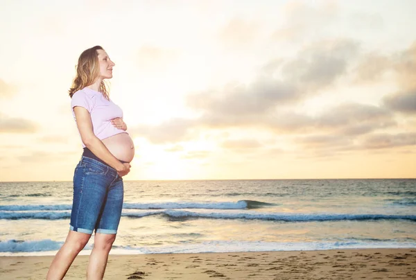 해변에서 휴가를 보내는 임신부가해 바다를 바라보는 모습에 댑니다 — 스톡 사진