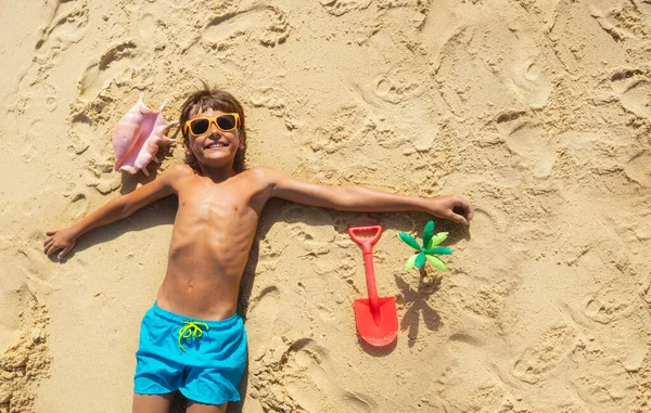 Visa Från Ovan Pojken Låg Sanden Med Skal Och Plast — Stockfoto