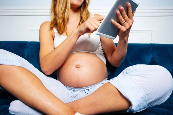 Chiudi Foto Una Donna Incinta Pancia Toccando Leggendo Ebook Sul — Foto Stock