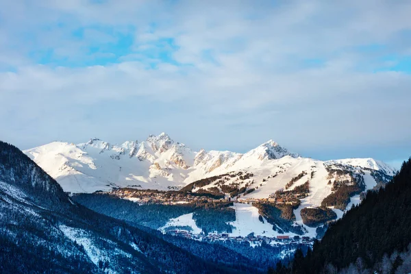 Uitzicht Courchevel Vallei Skigebied Met Alpen Bergtoppen Tijdens Zonnige Dag — Stockfoto