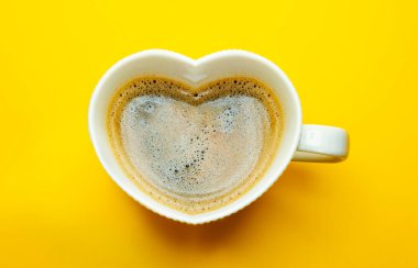 Kahve aşkı konsepti - kalp şeklinde deforme olmuş fincan sıcak içecek