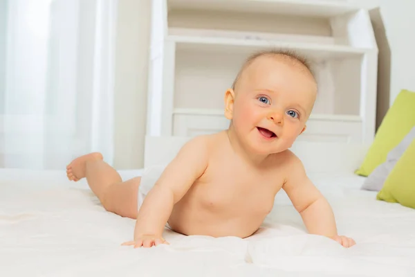 Riéndose Sonriendo Pequeño Bebé Yacía Vientre Mira Cámara —  Fotos de Stock