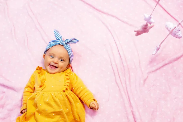 Lachendes Glückliches Baby Lag Auf Pinkfarbener Decke Kinderbett Blick Von — Stockfoto