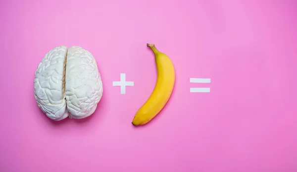 Koncepcja Zdjęcia Ludzkiego Mózgu Równanie Banana Zdrowe Owoce Pomagają Myśleć — Zdjęcie stockowe