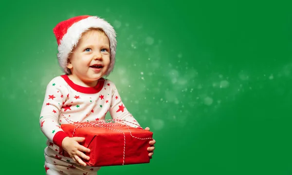 Lindo Niño Feliz Sostiene Caja Actual Sombrero Santa Sobre Fondo —  Fotos de Stock