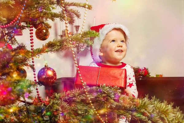 Sorrindo Menino Criança Com Presente Atrás Árvore Natal Olhar Feliz — Fotografia de Stock