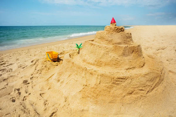 Seitenansicht Der Sandburg Meeresstrand Mit Wellen Hintergrund Und Spielzeug Miniatur — Stockfoto