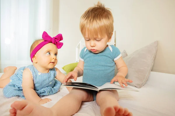 Duas Crianças Pequenas Olham Lêem Livro Juntas Irmão Mais Velho — Fotografia de Stock